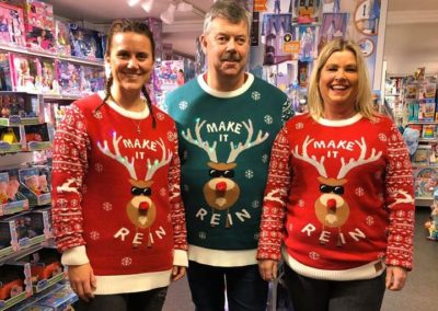 Familien Brekke i julegensere med reinsdyr på seg