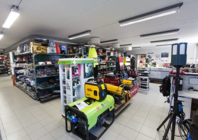 Inne i butikken til HS-Maskin