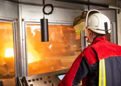 En operatør med verneutstyr i ett kontrollrom