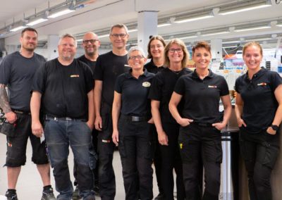 Hele teamet på Monter som smiler mot kameraet