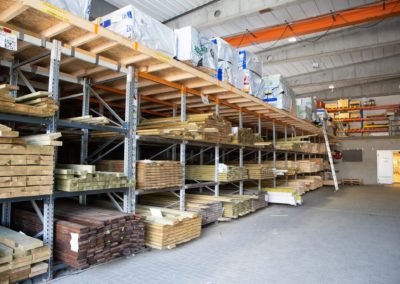 Store hyller med masse trevare man kan få fra Monter