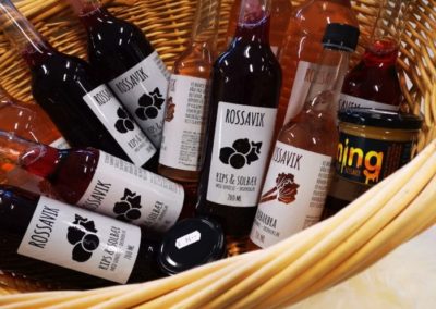 En Kurv med forskjellige flasker