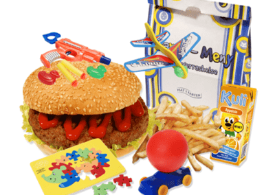 Burger og pommes frites med leke og drikke til barn