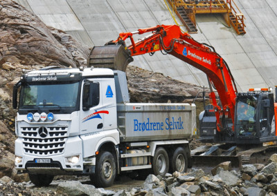 Konstruksjon med en gravemaskin og en lastebil fra Brødrene Selvik