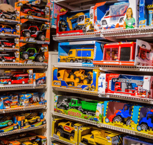 Hyller med leker fra Presanghuset