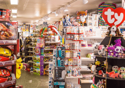 Masse hyller med leker fra Presanghuset