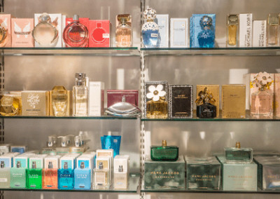 Hyller med parfyme fra Presanghuset