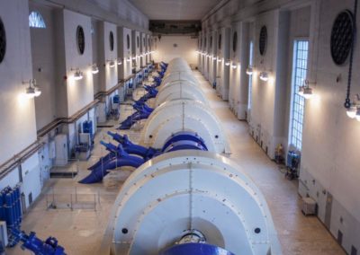 Inne på vannkraftverket med turbinenene