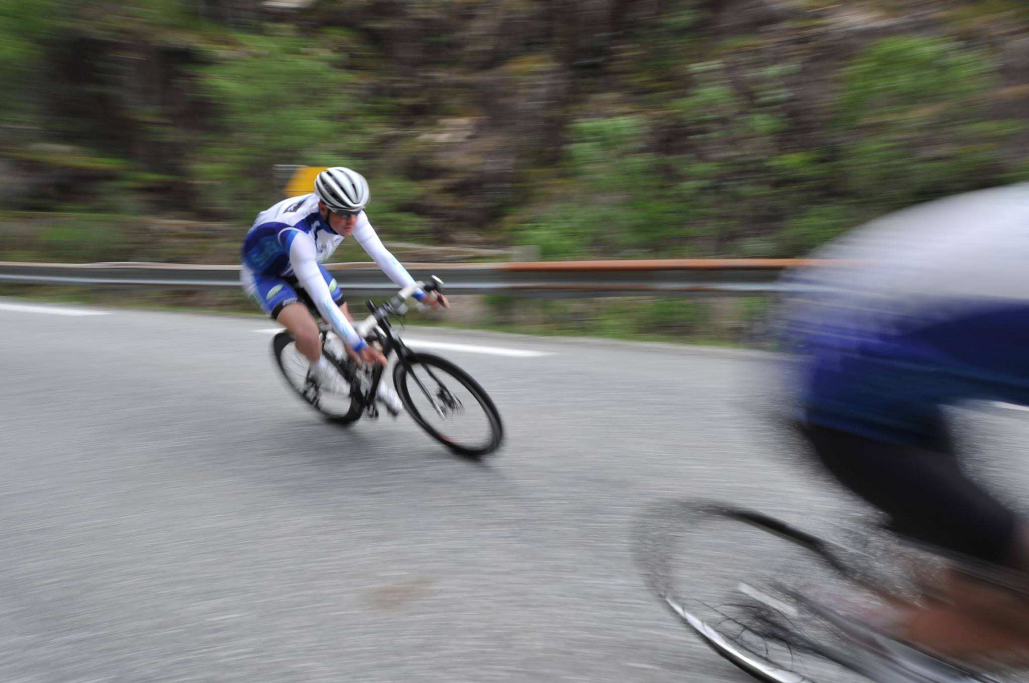 Mann på sykkel i høy fart